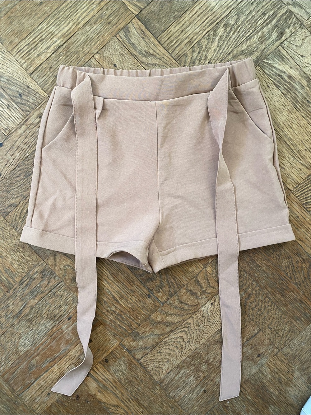 Beige shorts with pockets and bow waistband